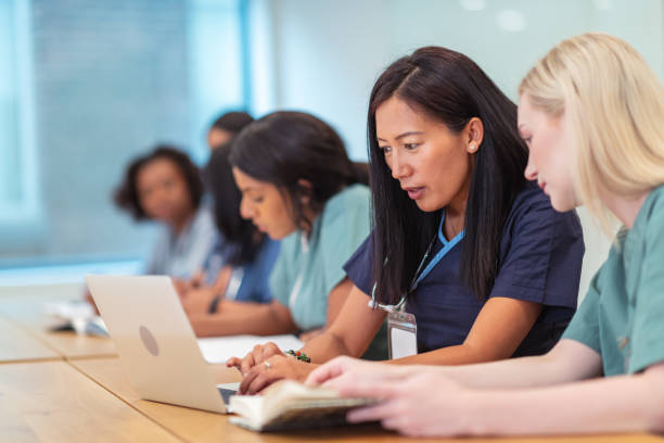 grupo multiétnico de estudiantes de enfermería en clase - computer medical student hospital nurse fotografías e imágenes de stock