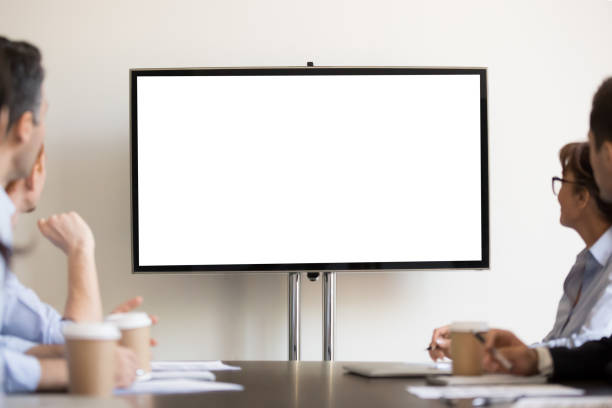 uomini d'affari seduti in sala riunioni a guardare la tv con bianco vuoto - presentazione foto e immagini stock