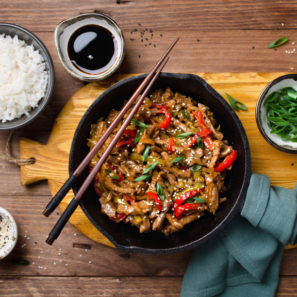 revuelva la carne de res, los pimientos dulces, la cebolla y el ajo - beef rice orange stir fried fotografías e imágenes de stock