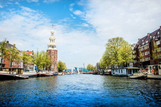 zuiderkerk tower and amstel river canal à amsterdam, pays-bas - magere brug photos et images de collection