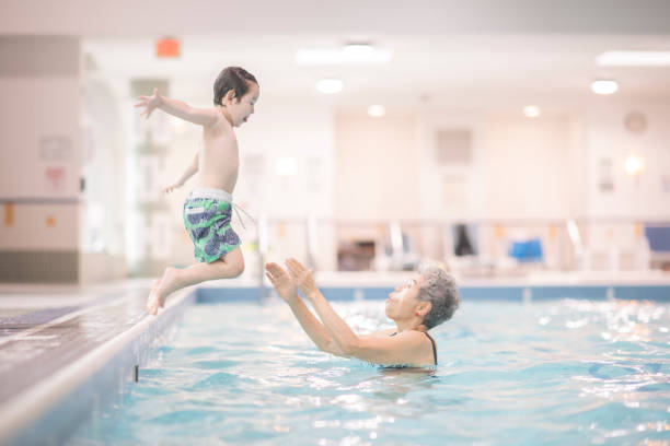 큰 점프 - swimming swimming pool senior adult child 뉴스 사진 이미지