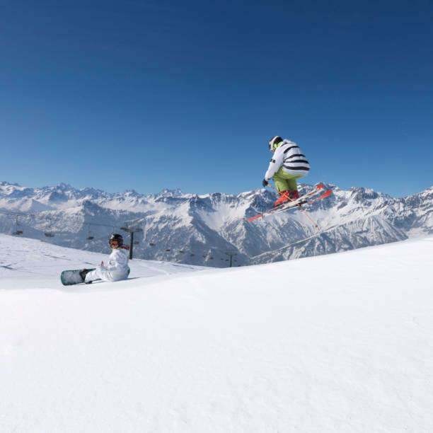 подростковый лыжник в воздухе над нетронутым горнолыжным склоном - exploration mountain ice jumping стоковые фото и изображения