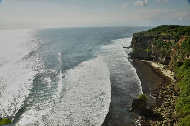 paesaggio panoramico del tempio di uluwatu, bali indonesia - bali temple landscape seascape foto e immagini stock