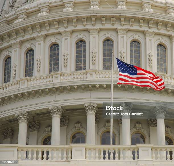 Amerykańska Flaga W Usa Kapitol Budowa - zdjęcia stockowe i więcej obrazów Amerykańska flaga - Amerykańska flaga, Capitol Hill, Okno