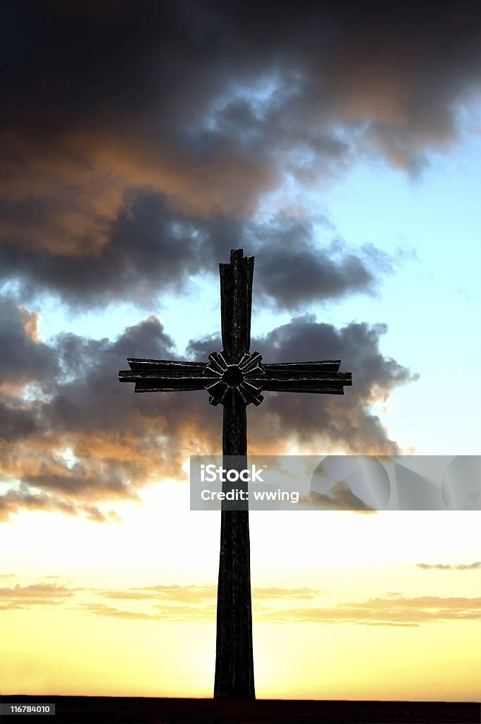 Croix en pierre et Ciel menaçant - Photo de Caillou libre de droits