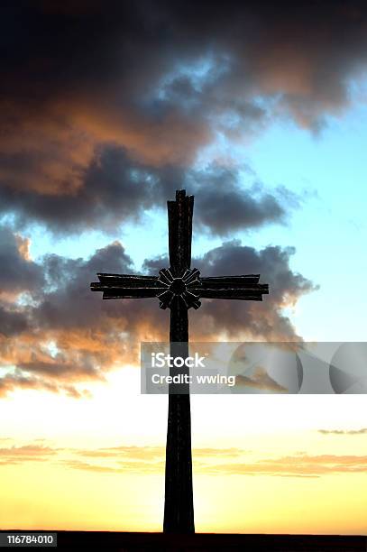 Photo libre de droit de Croix En Pierre Et Ciel Menaçant banque d'images et plus d'images libres de droit de Caillou - Caillou, Christianisme, Coucher de soleil