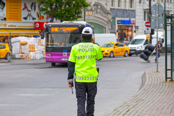 police de la circulation à istanbul - traffic cop photos photos et images de collection