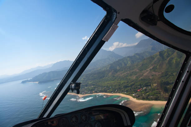 view from the cockpit of a helicopter to kauai in the united states on the hawaiian islands - hawaii islands tropical climate mountain residential structure imagens e fotografias de stock