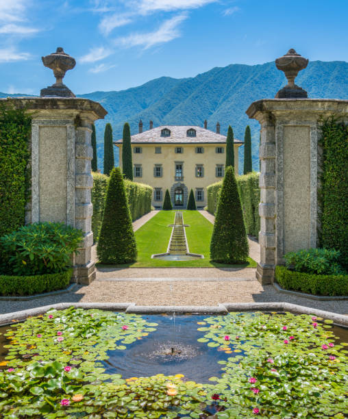 la bellissima villa balbiano a ossuccio, sul lago di como, lombardia, italia. luglio-19-2018 - tourist resort lake italy scenics foto e immagini stock