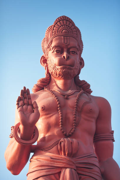 enorme estatua de hanuman rojo con la mano levantada - hanuman fotografías e imágenes de stock