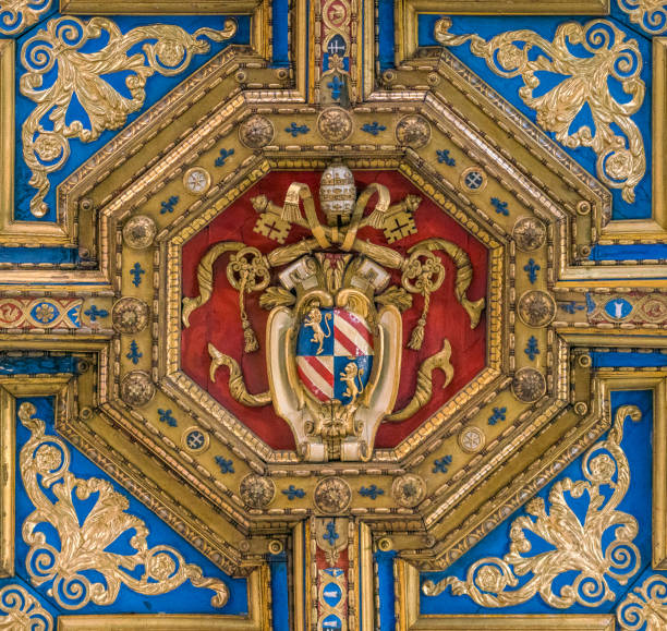 pío ix escudo de armas en el techo de la iglesia de santo spirito en sassia, en roma, italia. febrero-14-2018 - roman statue angel rome fotografías e imágenes de stock