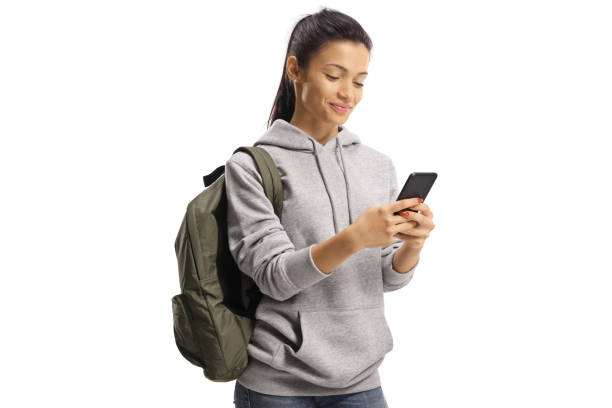 estudante fêmea bonito que prende um telefone móvel e que olha o - text messaging mobile phone teenagers only people - fotografias e filmes do acervo