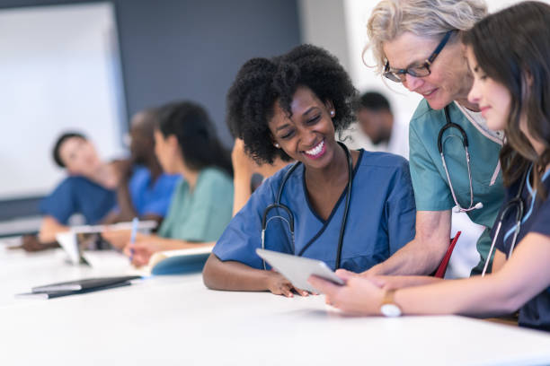 profesora senior ayuda a estudiantes de medicina durante la clase - nurse student black healthcare and medicine fotografías e imágenes de stock