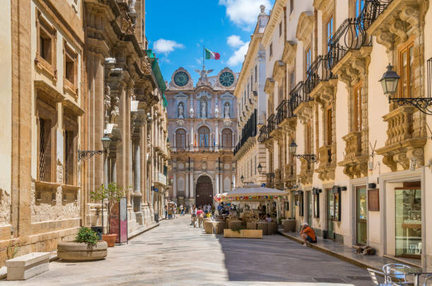 vista panorámica en trapani. sicilia, italia. julio-22-2018 - trapani fotografías e imágenes de stock