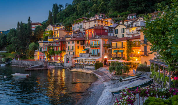 vista panoramica nella bellissima varenna la sera, sul lago di como, lombardia, italia. - tourist resort lake italy scenics foto e immagini stock