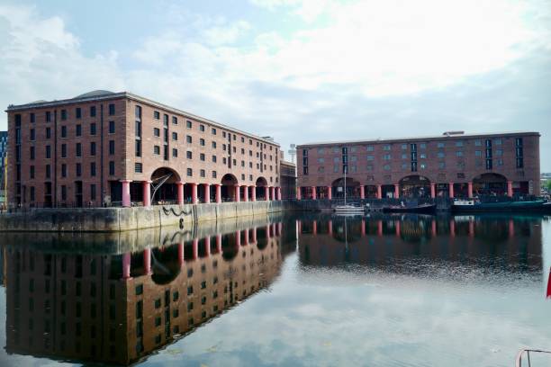 front de mer de liverpool - cunard building photos et images de collection