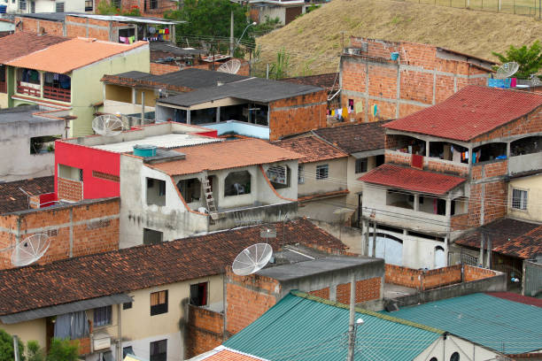 tv antennas in simple houses - television aerial roof antenna city imagens e fotografias de stock