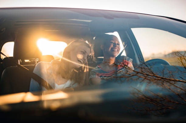 amigos que conduzem em um carro em um dia ensolarado - adventure african ethnicity rural scene day - fotografias e filmes do acervo