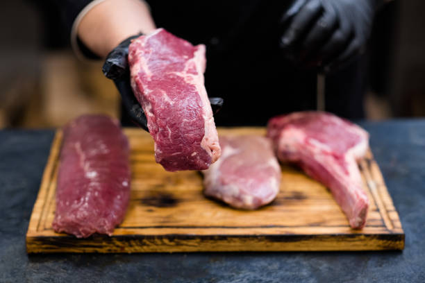 carnicería fresco cortes crudos carne de res chef filetes - carnicería fotografías e imágenes de stock