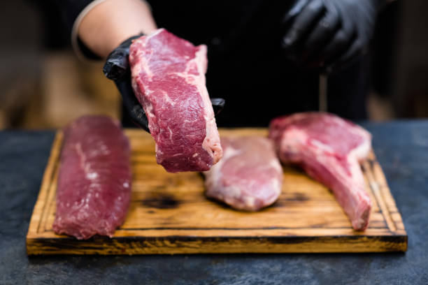мясной магазин свежие сокращения сырой говядины мясо шеф-повар стейки - butcher meat butchers shop steak стоковые фото и изображения