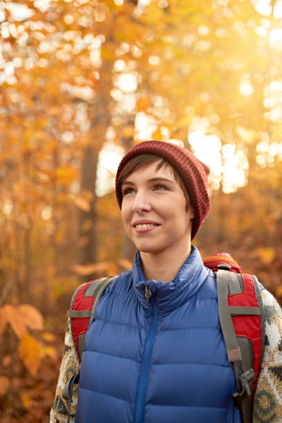 attraente ragazza caucasica che escursioni attraverso la foresta in autunno in canada - individual event women people autumn foto e immagini stock