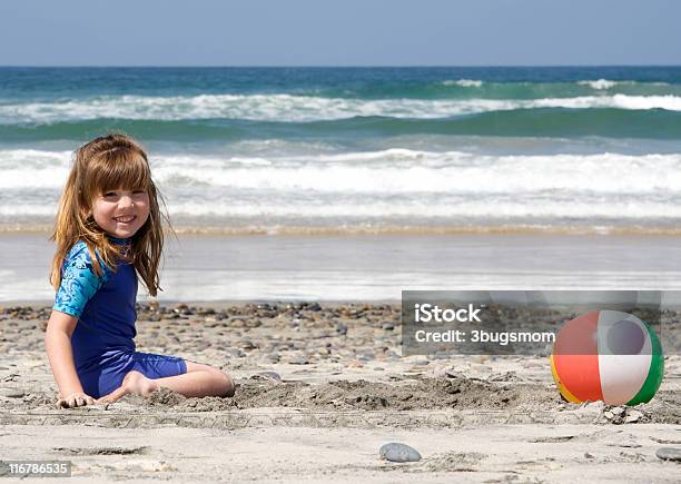 Foto de Garota Feliz Na Praia e mais fotos de stock de 4-5 Anos - 4-5 Anos, Alegria, Areia