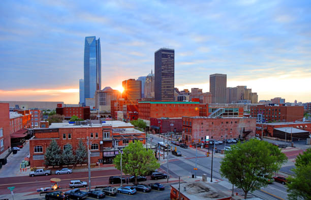 horizon du centre-ville d'oklahoma city - oklahoma oklahoma city city skyline photos et images de collection