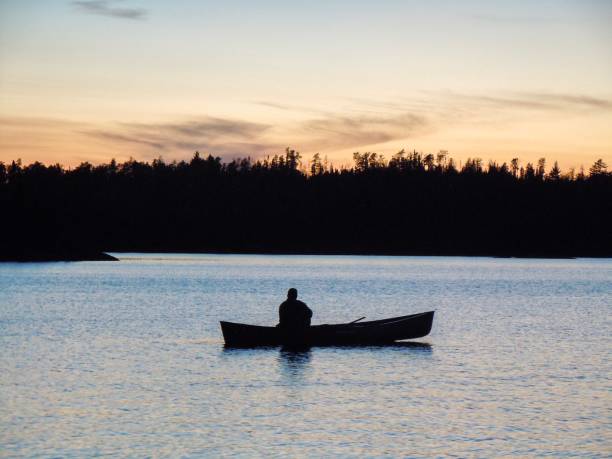 pesca en canoa - canoeing canoe minnesota lake fotografías e imágenes de stock