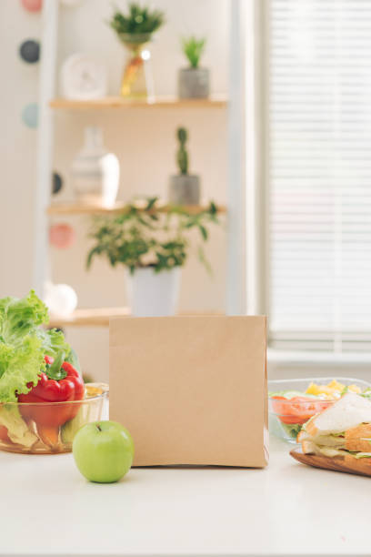 オフィスでの昼食の概念は、仕事のトップビュー - packed lunch paper bag apple lunch ストックフ��ォトと画像