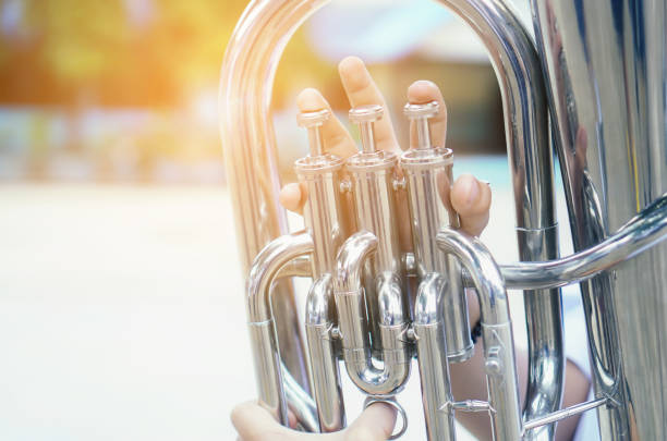 músico novo do estudante que joga a trombeta com prática da música, conceito musical - jazz music trumpet valve - fotografias e filmes do acervo
