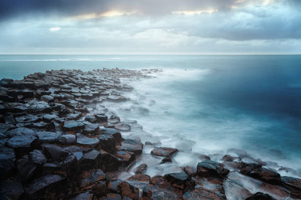 ジャイアンツ・コーズウェイ、カウンティ・アントリム、北アイルランド - nobody non urban scene long exposure county antrim ストックフォトと画像