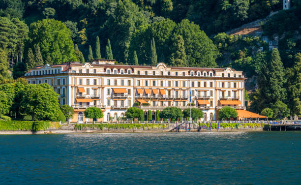 villa d'este in una soleggiata giornata estiva, a cernobbio, sul lago di como, lombardia, italia. 24 luglio-2018 - lenno foto e immagini stock