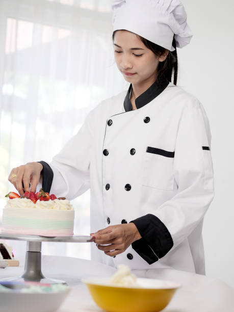 bolo de manteiga de decoração do cozinheiro chefe da pastelaria com morango cortada, conceito do estilo de vida. - thai cuisine asian cuisine vertical close up - fotografias e filmes do acervo