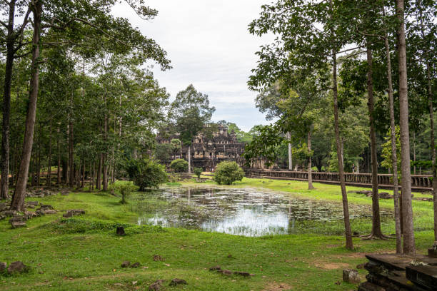 un petit lac devant le temple de bayon à ankgor thom, cambodge, sous un ciel clair - site du patrimoine mondial de l'unesco 1992 - clear sky asia sky old ruin photos et images de collection