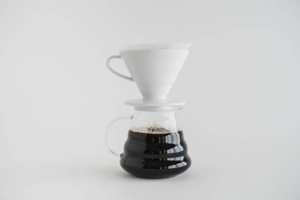 faire le café noir de café d'égouttement avec le fond blanc - old fashioned horizontal black coffee cup photos et images de collection