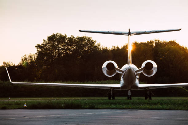 silhouette of a corporate jet - corporate jet imagens e fotografias de stock