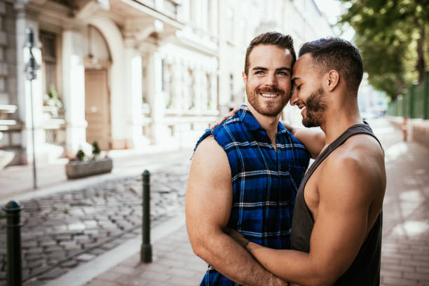 pareja gay multiétnica expresando su amor en público - gay man homosexual men kissing fotografías e imágenes de stock