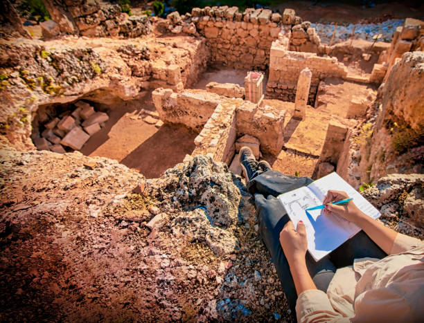 archaeologist taking notes at roman ruins - fotografia de stock