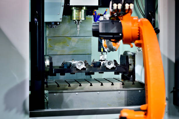 roboterarm und cnc-maschine fließender betrieb - cnc vehicle part quality control industry stock-fotos und bilder
