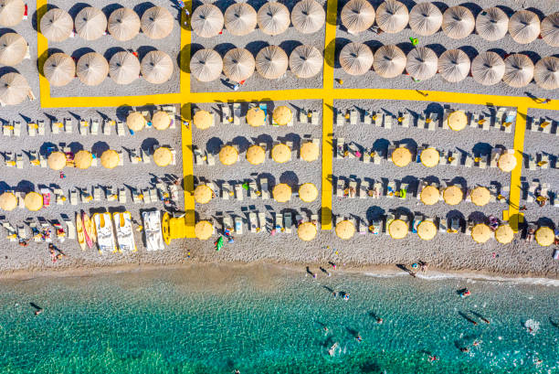 côte de plage prise d'un drone, avec des segments des parasols de plage et des transats - mushroom edible mushroom water splashing photos et images de collection