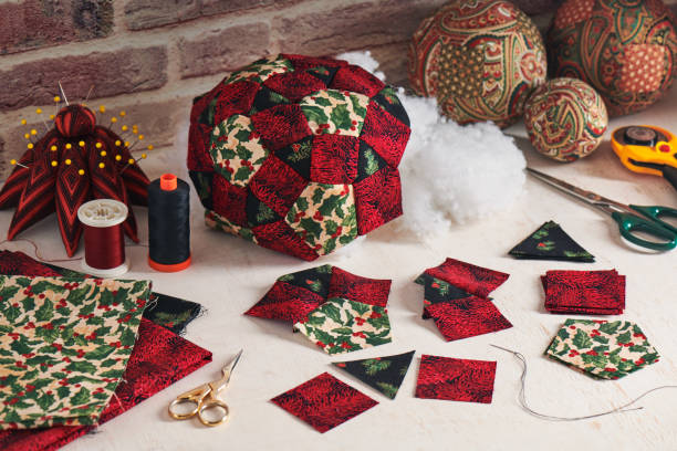 швейные рождественские украшения мяч, ткань штук, швейные аксессуары - christmas quilt craft patchwork стоковые фото и изображения