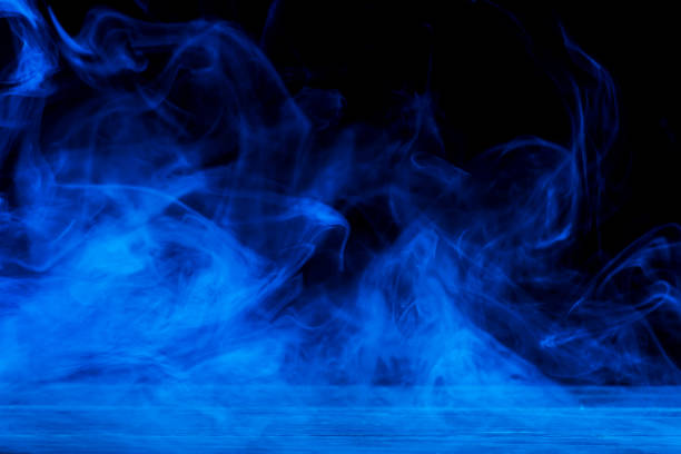 immagine concettuale del fumo blu isolato su sfondo nero scuro e tavolo in legno. - dry ice foto e immagini stock