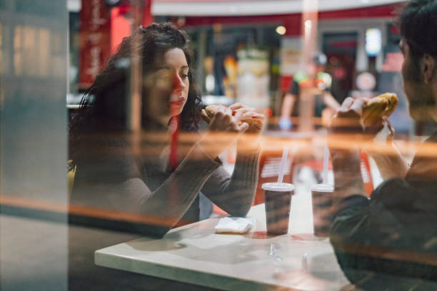 amigos dos adolescentes que sentam-se no fast food junto - places to go - fotografias e filmes do acervo