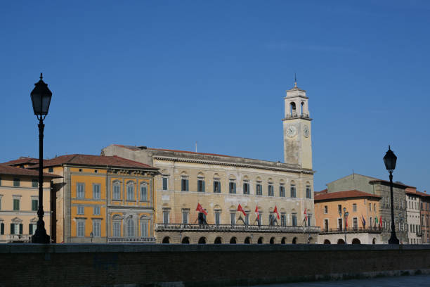 ピサのプレトリオ宮殿、ルンガルノガリレイの市立図書館の座席、アルノ川のポンテ・デ��ィ・メッツォ橋の近く、イタリア - ponte di mezzo ストックフォトと画像