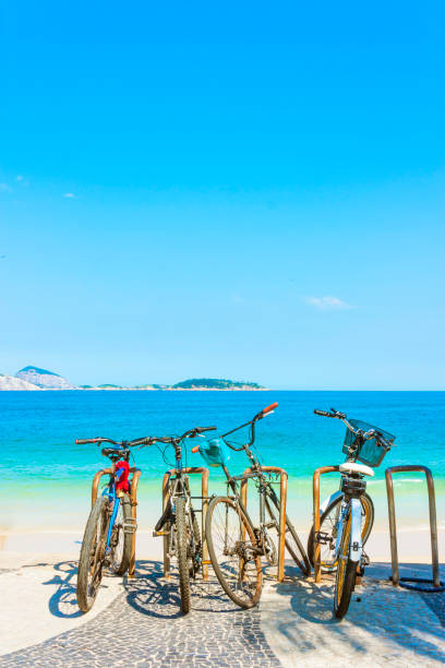 aparcamiento de bicicletas frente a la playa de ipanema en río de janeiro - brazil beach copacabana beach recreational pursuit fotografías e imágenes de stock
