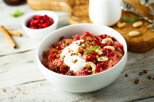 Cranberry oatmeal porridge with cashew