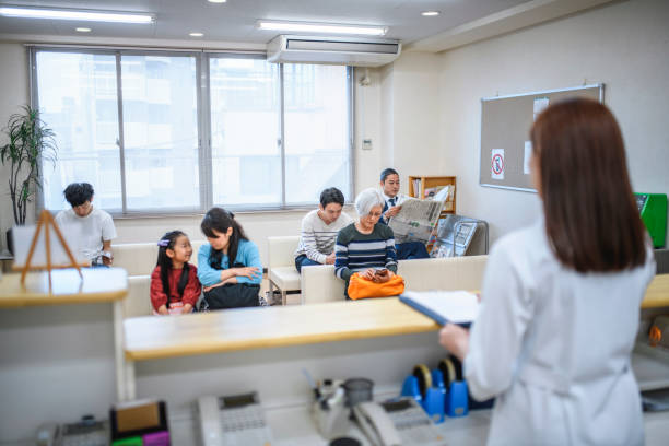 infirmière japonaise et patients dans la salle d'attente d'hôpital de tokyo - japan serious family senior adult photos et images de collection