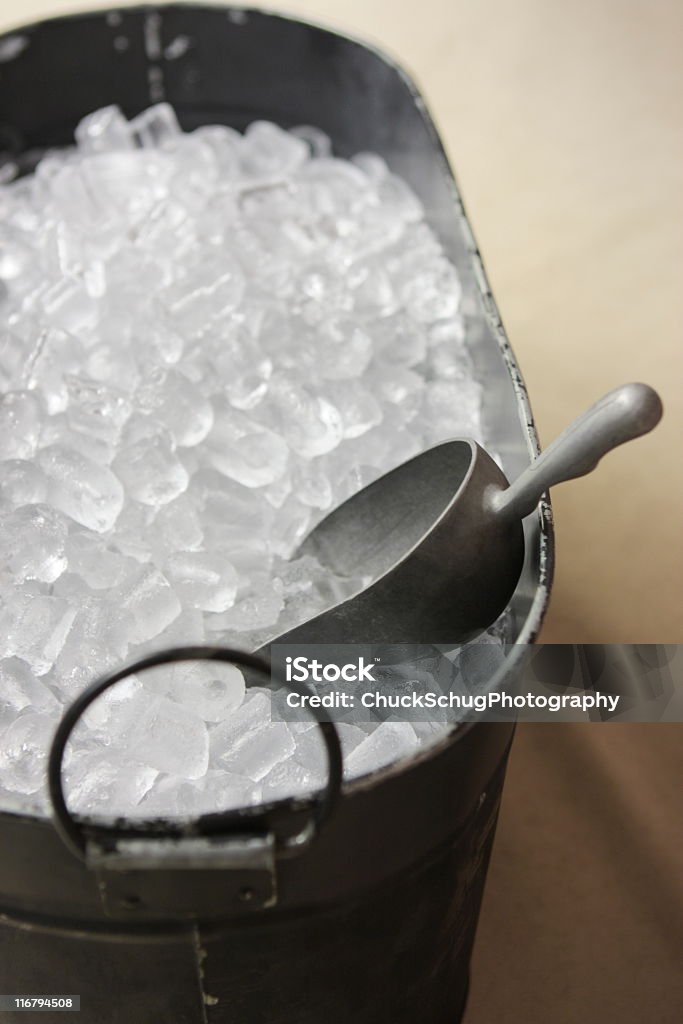 Ice Cube Bucket Runder Getränkebehälter - Lizenzfrei Eis Stock-Foto