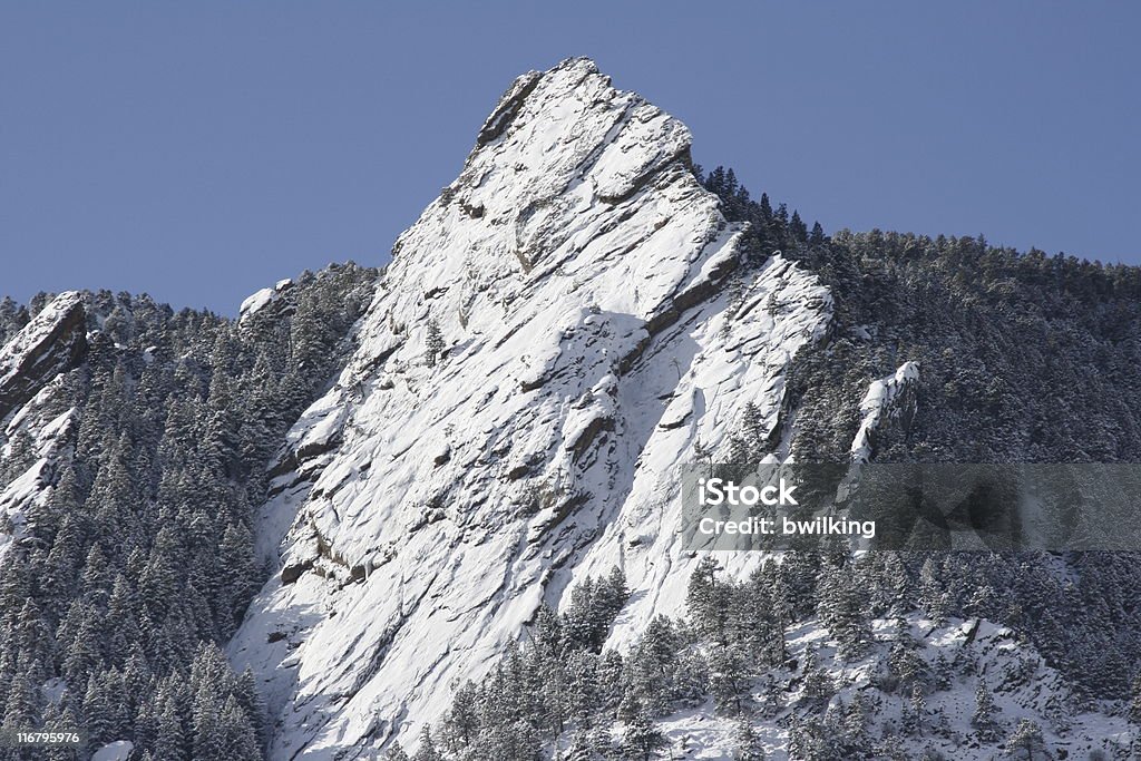 Colorado Mountain Flatiron Rock avec de la neige - Photo de Arbre libre de droits
