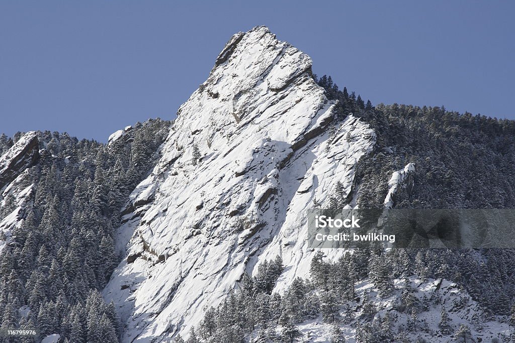 Colorado Mountain Flatiron rochas cobertas com neve - Foto de stock de Boulder royalty-free